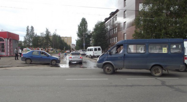 Один человек пострадал в результате столкновения Renault Logan и «Газели» в Ухте