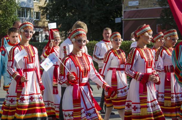 Участники фестиваля «Финноугория» прошли по центральному проспекту Ухты