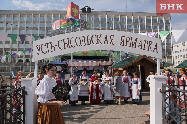 Гостей фестиваля «Шондiбан» завлекают трехметровой шаньгой, разнотравьем и кузней