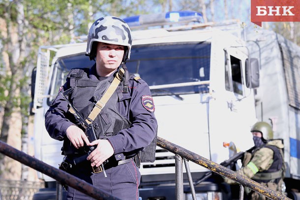 В Сыктывкаре прошли массовые учения полицейских