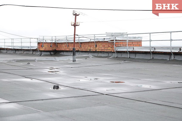 В Эжве крыши ремонтируют «надежным способом пропарки»