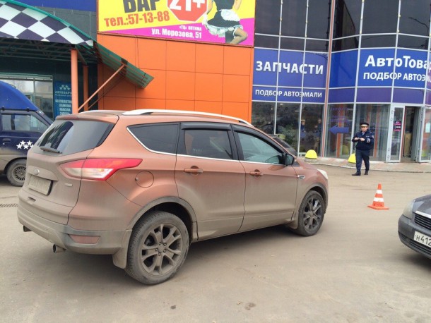 В Сыктывкаре Ford Kuga наехал на ноги ребенку