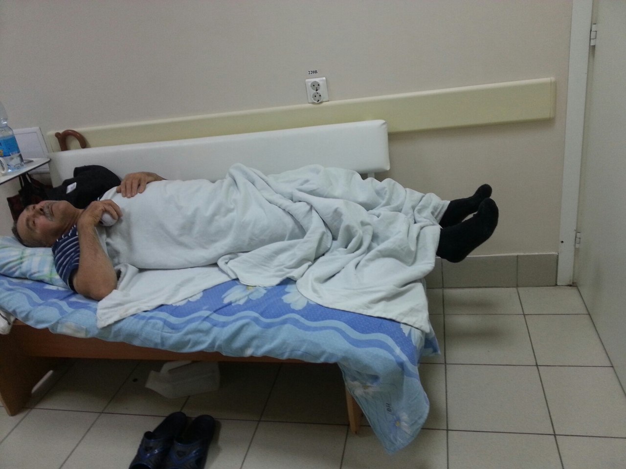 Мужчина в больнице спит