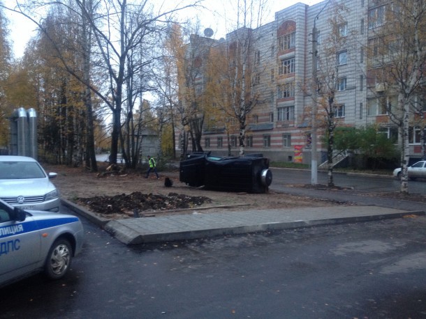 Народный корреспондент: «После ночной аварии на улице Куратова машина скорой помощи три дня дежурила возле дома родителей погибшего»