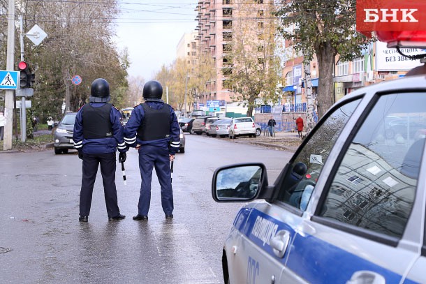 В центре Сыктывкара перекрыли улицу из-за подозрительного пакета