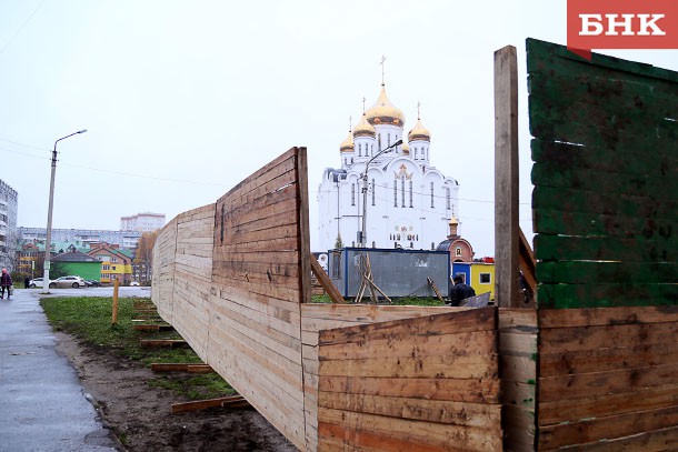 На месте спорной стройки сыктывкарцы хотят видеть сквер, памятники и парковку