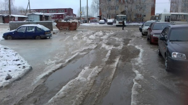 Народный корреспондент: «По улице Тентюковской в Сыктывкаре третий день течет вода»