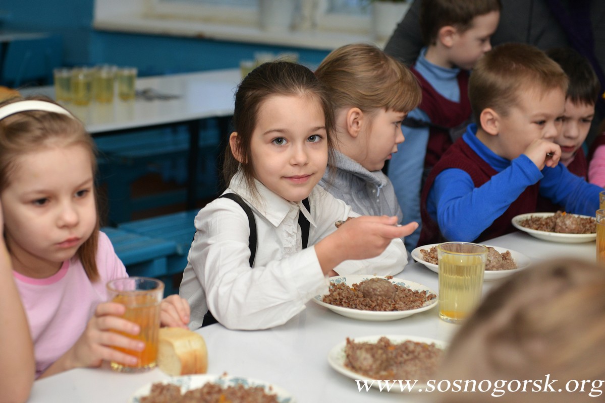 Сидит в столовой. Дети в столовой. Питание детей в школьной столовой. Обед в школе. Еда в школьной столовой.