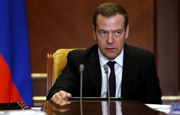 Медведев приостановил продажу непищевой продукции с алкоголем свыше 25 градусов на 30 дней