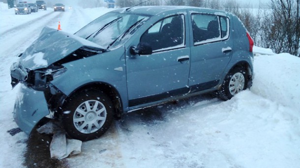 На подъезде к Микуни 76-летний водитель Сhery протаранил Renault