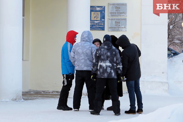 Родители первоклассников Пушкинской гимназии Сыктывкара с пятницы стоят в очереди  