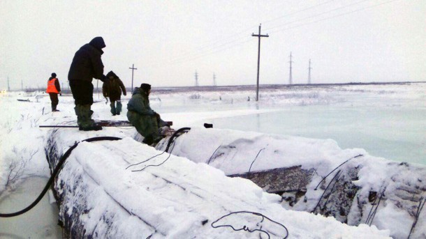 Усинский водовод утеплят снегом