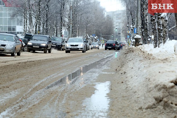 Улицу в центре Сыктывкара залило из-за аварии на водоводе