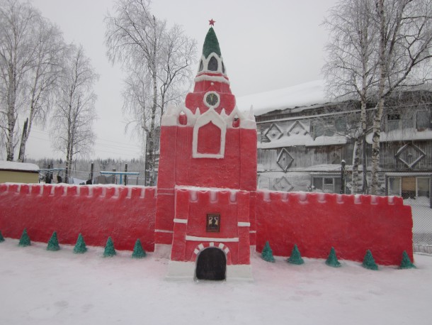 В Коми осужденные вылепили Царь-колокол и стену Кремля