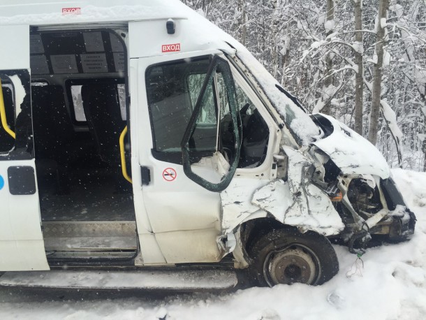 Под Ухтой попал в аварию пассажирский микроавтобус 
