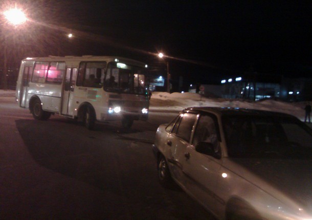 В Сыктывкаре легковушка столкнулась с пассажирским автобусом