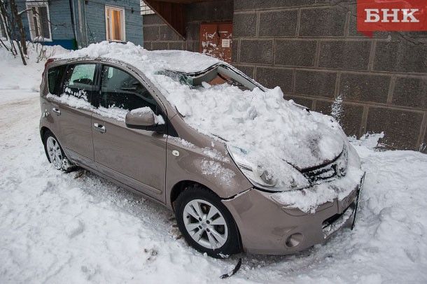 Народный корреспондент: «Снегом с крыши в Сыктывкаре раздавило легковой автомобиль»