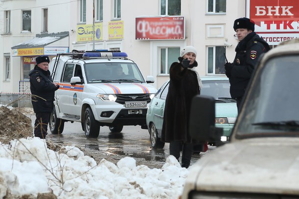 В центре Сыктывкара глыба снега обрушилась на голову прохожим