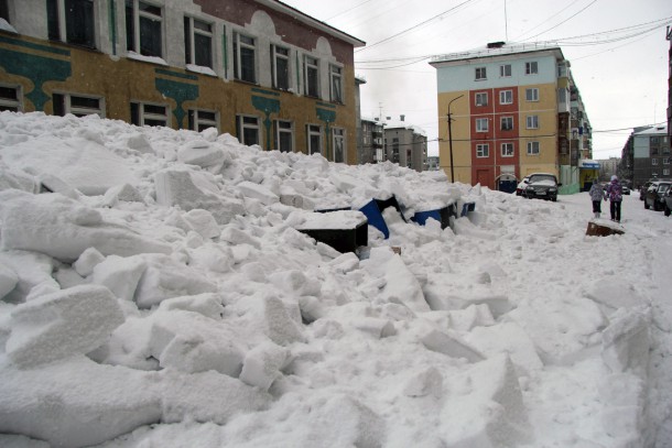 С крыши музыкального колледжа в Воркуте сошло несколько тонн снега   