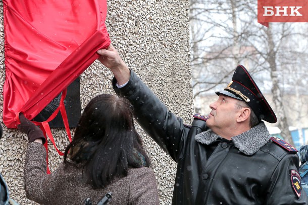 В Сыктывкаре открыли мемориальную доску павшим в Чечне бойцам ОМОН