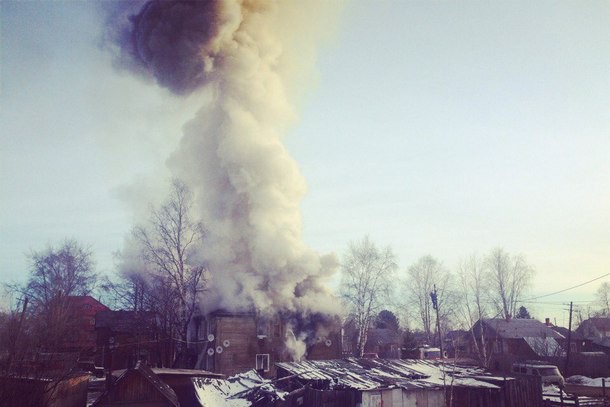 В сыктывкарском Лесозаводе горит деревянный жилой дом