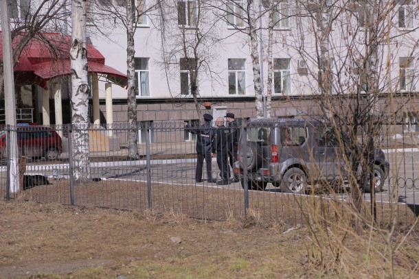 Спецслужбы «обезвреживают» бесхозный пакет на крыльце Желтого дома