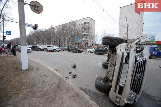 Виновница тройного ДТП на «кольце» в Сыктывкаре отделалась ушибами