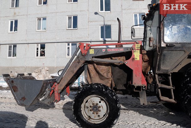 Коммунальщики Сыктывкара ликвидируют последствия снегопада