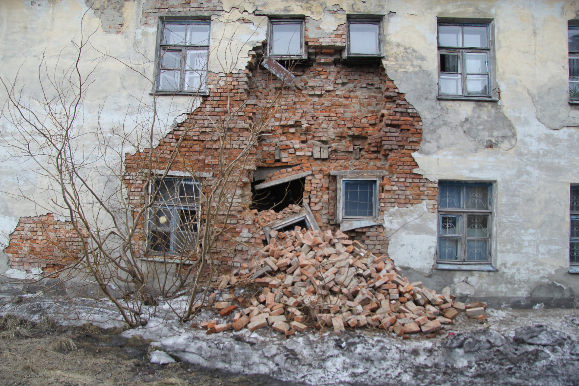 Разрушенная стена дома