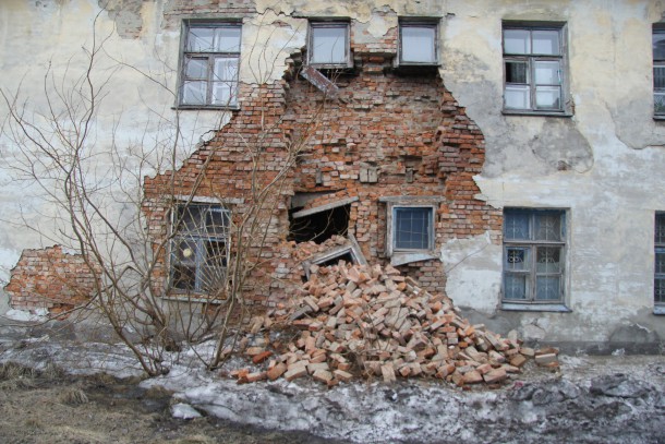 Возможной причиной разрушения стены дома в Воркуте стало переоборудование санузлов