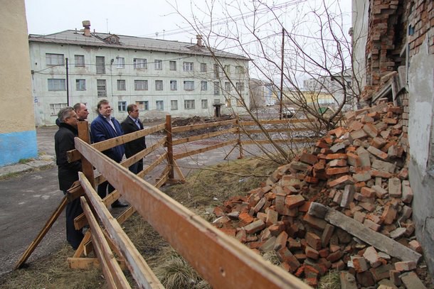 Михаил Порядин взял на личный контроль переселение жильцов разрушающегося дома в Воркуте