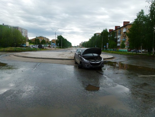 В Ухте иномарка «встретилась» с бордюром