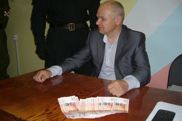Подозреваемые в получении взятки чиновники Сыктывдинского района заключены под стражу
