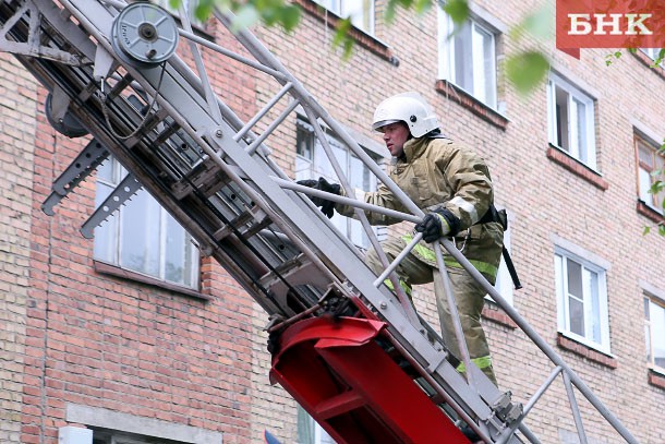В Сыктывкаре горело общежитие на улице Катаева