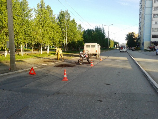 В Усинске пьяный бесправник на мотоцикле протаранил "буханку"