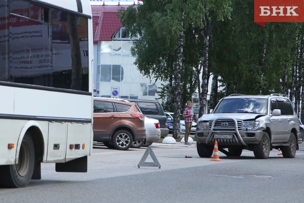 Виновника ДТП в центре Сыктывкара «зацепил» пассажирский автобус