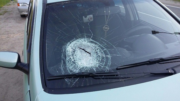 В Емве пассажирка иномарки пострадала от камня, вылетевшего из-под колес грузовика