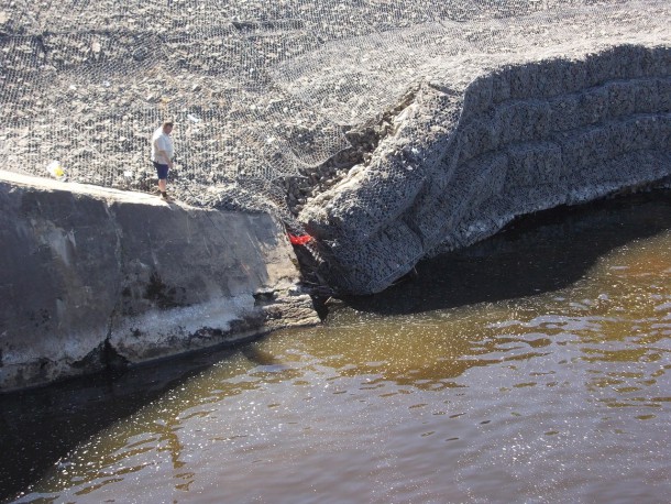 В Инте паводок повредил берегоукрепительные сооружения моста