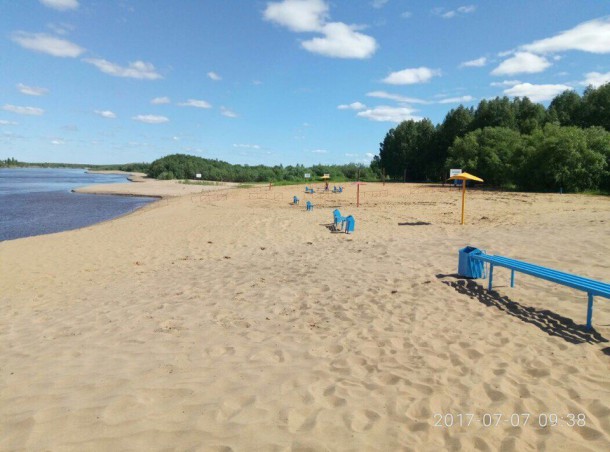 В Сыктывкаре официально открыт пляжный сезон, но купаться в реке запрещено