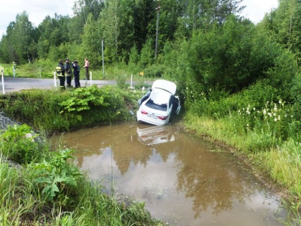 В Коми за сутки два автомобиля оказались в кювете