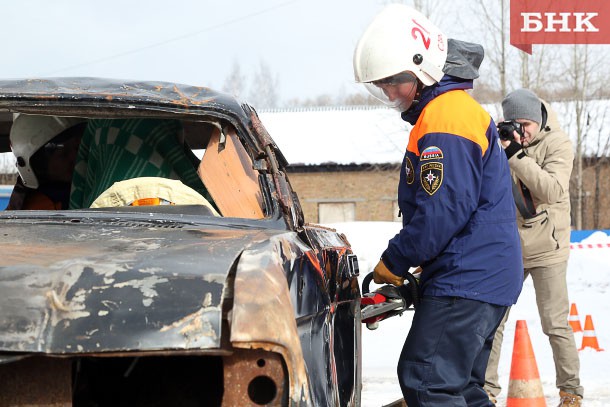 Ухтинские спасатели достали из помятого ВАЗа пострадавшую в аварии женщину