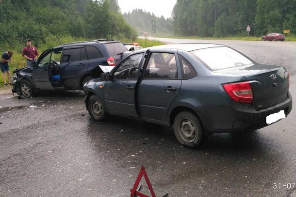 В пригороде Сыктывкара два автомобиля не поделили перекресток