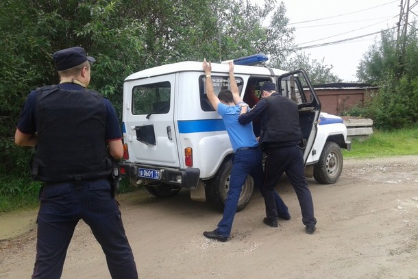 Полицейские Ухты задержали участника поножовщины благодаря его собаке