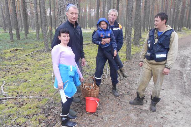 Сыктывкарские спасатели вывели из леса четырех человек