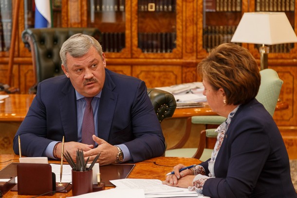 Сергей Гапликов и Надежда Дорофеева обсудили повестку парламентской сессии