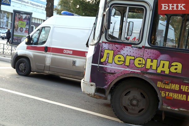 В центре Сыктывкара не разъехались автобус и «скорая»