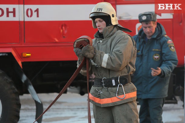 В Воркуте на пожаре спасли девушку