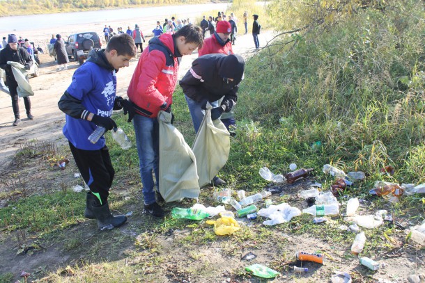 Более тонны мусора собрали в Эжве участники последнего в этом году этапа акции «Речная лента-2017»