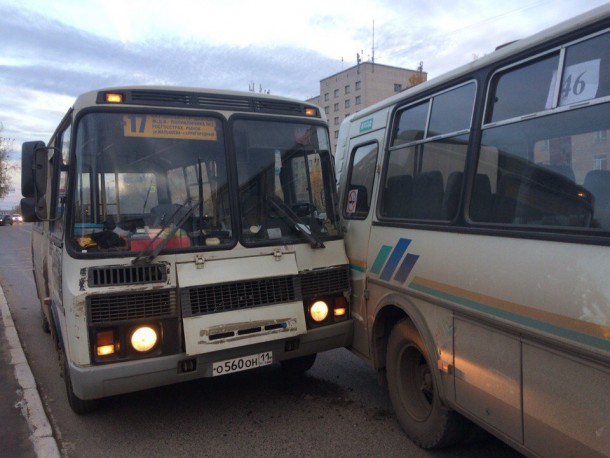 В Сыктывкаре столкнулись два пассажирских автобуса