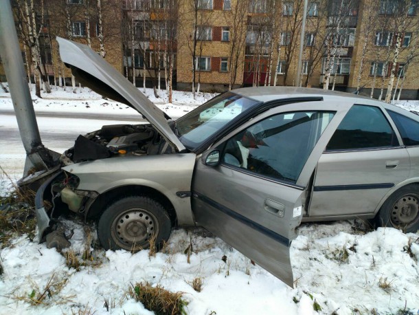 В Инте водитель иномарки повредил опору ЛЭП